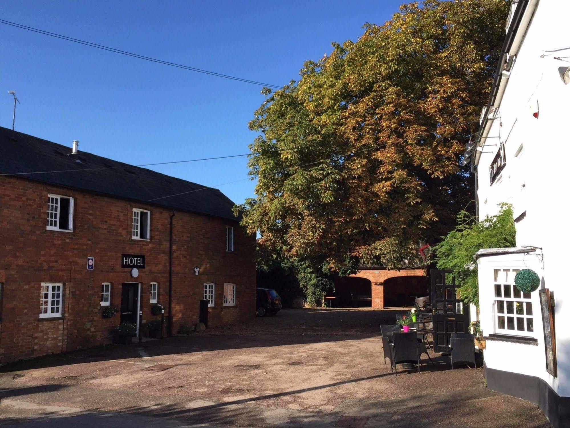 The White Hart Hotel Sherington Exterior photo